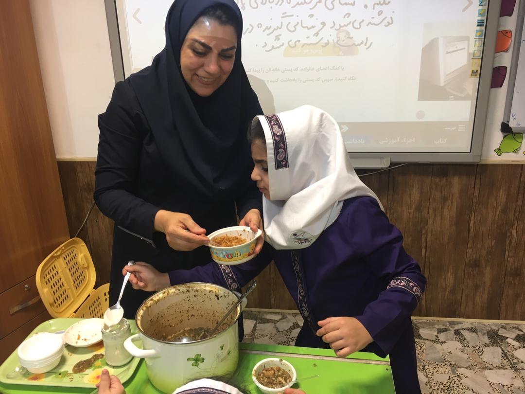 کنفرانس هلیا رسولی در مورد فواید مواد غذایی و پذیرایی از دوستانش